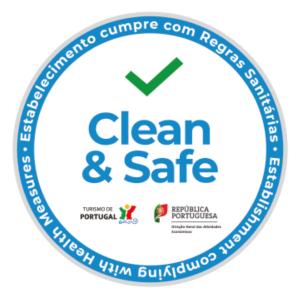 een etiket met het schone en veilige logo bij Aparthotel Paladim & Alagoamar in Albufeira