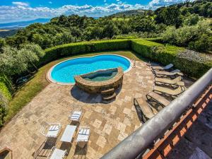 an overhead view of a swimming pool with lounge chairs at Villa Delle Rose in Castel Rigone