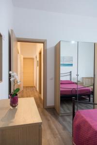 マリーナ・ディ・ラグーザにあるAppartamento Nettunoのベッドルーム1室(ベッド1台、テーブル付)