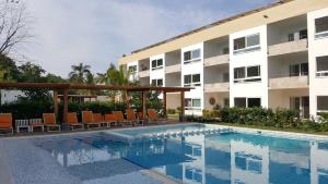 una piscina frente a un edificio en 9 Bahias Condos con club de playa, en Santa Cruz Huatulco