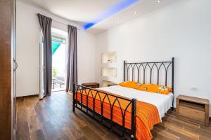 sypialnia z łóżkiem z pomarańczowymi poduszkami w obiekcie Group Holiday Accommodation Natura Croatia, Sleeps Up To 13 People w mieście Maslenica