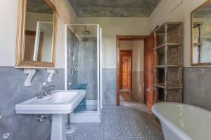A bathroom at Villa Giardino Lucca heated pool, 2 miles Lucca