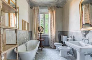 A bathroom at Villa Giardino Lucca heated pool, 2 miles Lucca