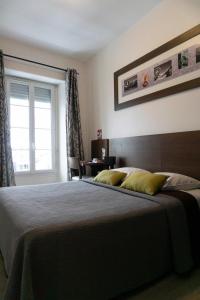 拉蘭的住宿－Hôtel d'Ossau，一间卧室设有一张大床和一个窗户。
