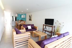 sala de estar con 2 sofás y TV en 9 Bahias Condos con club de playa, en Santa Cruz Huatulco
