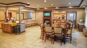 - une salle à manger et une cuisine avec une table et des chaises dans l'établissement Baymont by Wyndham Grand Rapids N/Walker, à Grand Rapids