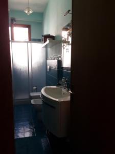 bagno con lavandino, servizi igienici e specchio di Casa Clara a Portoferraio