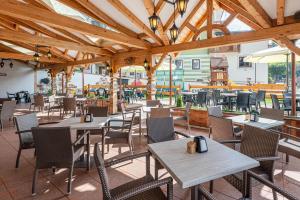 ein Speisesaal mit Tischen und Stühlen und ein Gebäude in der Unterkunft Hotel Ghezzi in Andalo