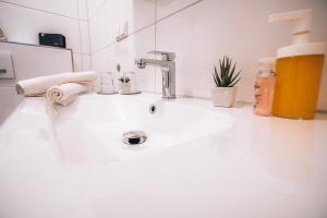 ein Badezimmer mit Waschbecken und Wasserhahn in der Unterkunft Sleep Point - Self Check in Hotel in Bremen