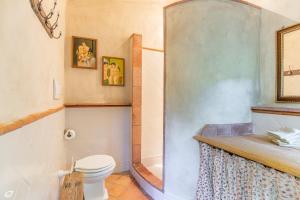A bathroom at Villa Giardino Lucca heated pool, 2 miles Lucca