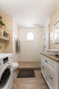 bagno con lavatrice e lavandino di The Colors House, 226 - Private Apartment a Costa Teguise