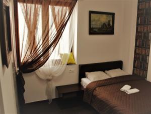 - une chambre avec un lit et une fenêtre dans l'établissement Lorf Hostel&Coffee, à Cracovie