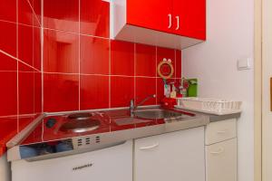 Kuchyň nebo kuchyňský kout v ubytování Apartmani Jasminka