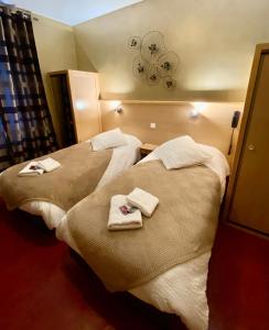 מיטה או מיטות בחדר ב-Hôtel Bel'Air
