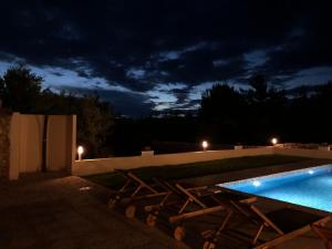 Bazén v ubytovaní Holiday Home Antonija alebo v jeho blízkosti
