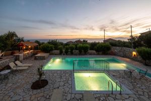 Bazén v ubytování Myrto Villas nebo v jeho okolí