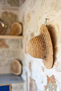 a piece of rope hanging on a wall at Janakis Garden Livadi Beach in (( Spile ))
