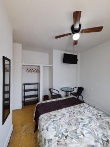 a bedroom with a bed and a ceiling fan at Hotel Catalina in Orizaba