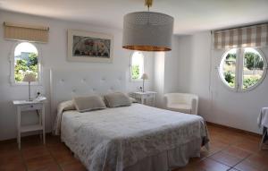 Postel nebo postele na pokoji v ubytování Villa las Tinajas Luxury