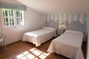 Postel nebo postele na pokoji v ubytování Villa las Tinajas Luxury
