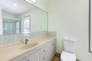 Ένα μπάνιο στο Samarinda Green +8 φωτογραφίες