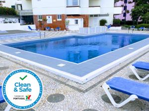 - une piscine avec un panneau indiquant la propreté et la sécurité dans l'établissement Casa Branca Apartments by Wanderlust Madeira, vacation rentals, à Funchal