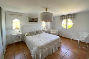 Postel nebo postele na pokoji v ubytování Villa las Tinajas Luxury + 37 fotografií