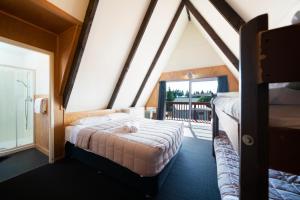 a bedroom with two beds in a room with skylights at Pipers Lodge in National Park