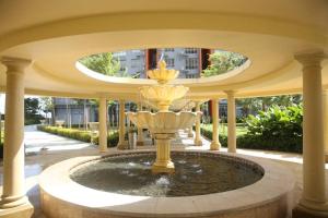 una fuente en medio de un edificio en Enjoy Modern, Spacious, Peaceful stay with Lake view - Gravit8 en Klang