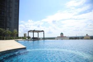 Swimmingpoolen hos eller tæt på Enjoy Modern, Spacious, Peaceful stay with Lake view - Gravit8