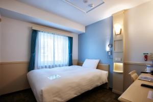 a small room with a bed and a window at Toyoko Inn Seoul Yeongdeungpo in Seoul