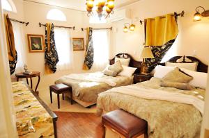 ein Hotelzimmer mit 2 Betten in einem Zimmer in der Unterkunft 那須KIRIN邸スイートvilla in Nasu-yumoto