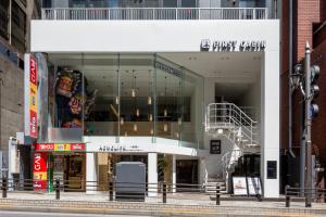فيرست كابين أكاساكا في طوكيو: متجر أمام مبنى على شارع المدينة