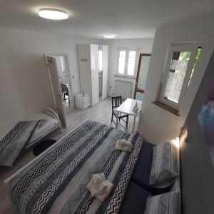 Una cama o camas en una habitación de APARTMAJI V IZOLI BABIČ, Simonov zaliv