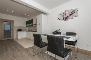Kuchyňa alebo kuchynka v ubytovaní Apartments Villa Hadria