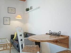 グドイェムにある2 person holiday home in Gudhjemのリビングルーム(木製テーブル、ソファ付)