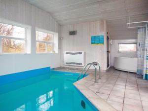 Four-Bedroom Holiday home in Gilleleje 1 tesisinde veya buraya yakın yüzme havuzu
