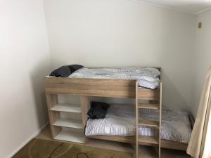 מיטה או מיטות קומותיים בחדר ב-Shamrock Apartment 4