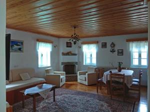 uma sala de estar com um sofá e uma mesa em Guesthouse Iro em Papingo