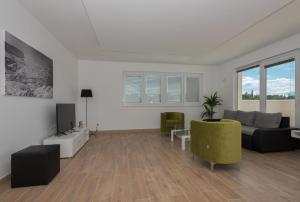Televízia a/alebo spoločenská miestnosť v ubytovaní Apartments Villa Hadria