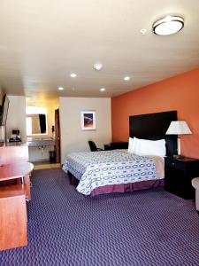 מיטה או מיטות בחדר ב-Budget Host Inn