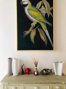 una pintura de un pájaro sentado en un tocador en La Casa di Bacco B&b, en Alezio