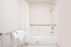 默特尔比奇SureStay Hotel by Best Western North Myrtle Beach的白色的浴室设有浴缸和水槽。