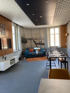 ein Wohnzimmer mit einem blauen Sofa und einem Tisch in der Unterkunft Sabl'Appart Les Sables d'Olonne in Les Sables-dʼOlonne