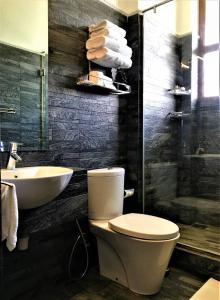 Arena Hotel في بيرووالا: حمام مع مرحاض ومغسلة