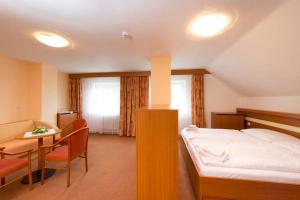 Posteľ alebo postele v izbe v ubytovaní HOTEL SVRATKA