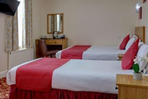 Un pat sau paturi într-o cameră la Best Western London Ilford Hotel