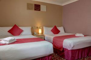 Un pat sau paturi într-o cameră la Best Western London Ilford Hotel
