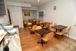 ein Klassenzimmer mit Tischen und Stühlen in einem Raum in der Unterkunft FairBridge Hotel Atlantic City in Galloway