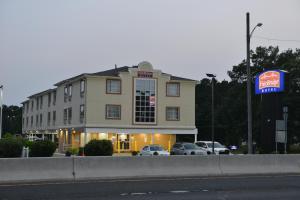 um grande edifício com carros estacionados em frente em FairBridge Hotel Atlantic City em Galloway